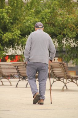 Sokakta yaşlanan insanlar