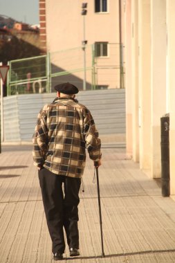 Sokakta yaşlanan insanlar