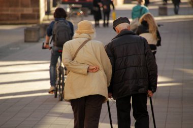 Sokakta yaşlanan insanlar