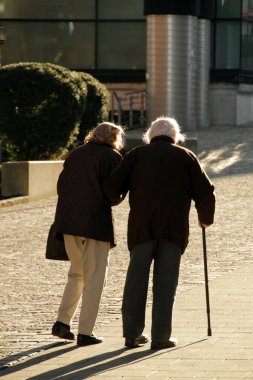 Sokakta yaşlanan insanlar
