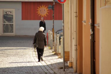 Sokakta yaşlanan insanlar