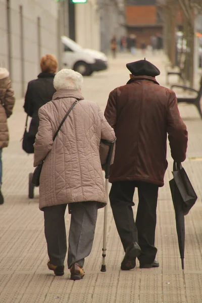 Ηλικιωμένοι Άνθρωποι Στο Δρόμο — Φωτογραφία Αρχείου