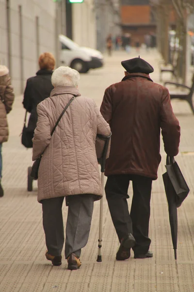 Sokakta yaşlanan insanlar