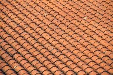 Bir evdeki kiremitlerden yapılmış çatı