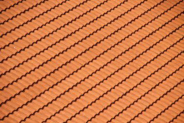 Bir evdeki kiremitlerden yapılmış çatı