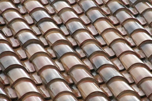 Bir Evdeki Kiremitlerden Yapılmış Çatı — Stok fotoğraf