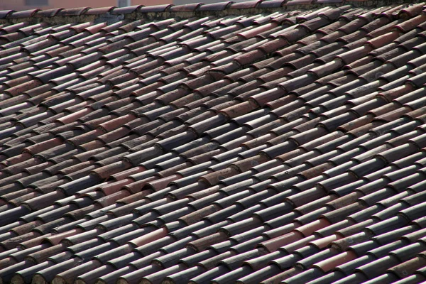 Bir Evdeki Kiremitlerden Yapılmış Çatı — Stok fotoğraf