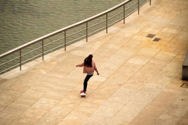 Kentsel bir ortamda paten kaymak