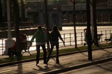 Kentsel bir ortamda paten kaymak