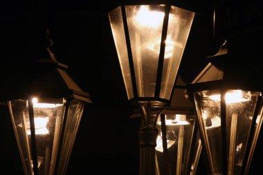 Şehir ortamında fenerler