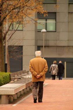 Şehirde yaşlanan insanlar.