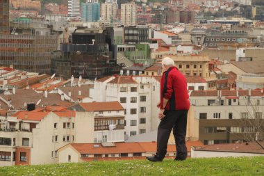 Şehirde yaşlanan insanlar.