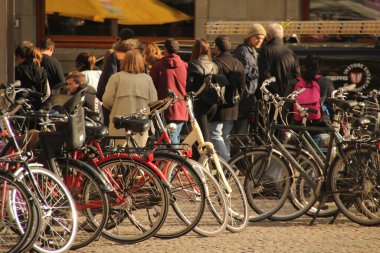 Kentsel bir ortamda bisiklet sürmek