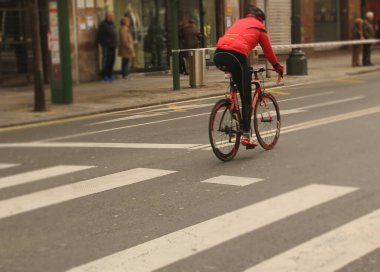 Kentsel bir ortamda bisiklet sürmek