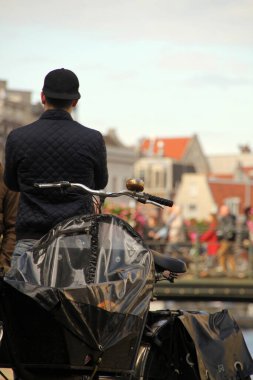 Kentsel bir ortamda bisiklet sürmek