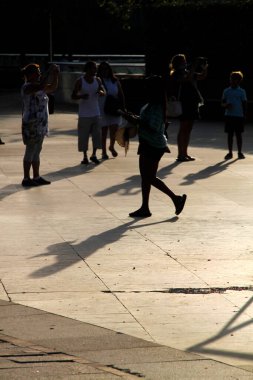 Sokakta yürüyen insanlar