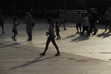 Sokakta yürüyen insanlar