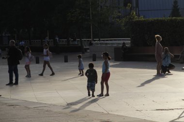 Sokakta yürüyen insanlar