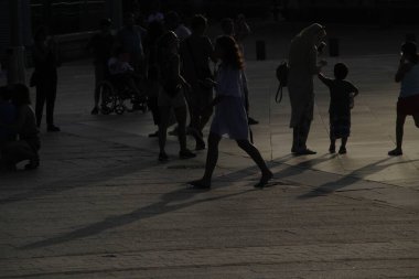 Sokakta yürüyen insanlar