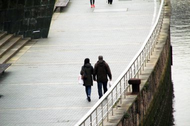 Sokakta yürüyen insanlar