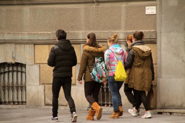 Sokakta yürüyen insanlar