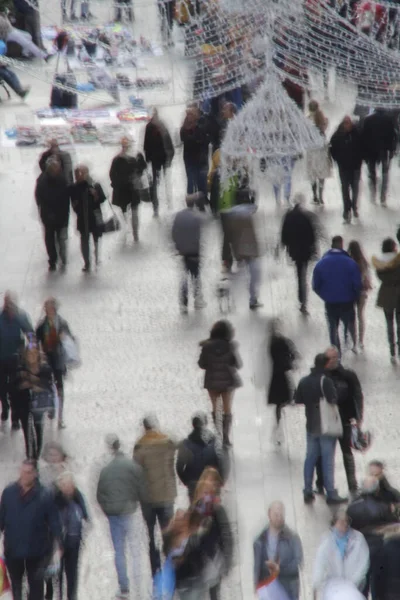 Les Gens Marchant Dans Rue — Photo