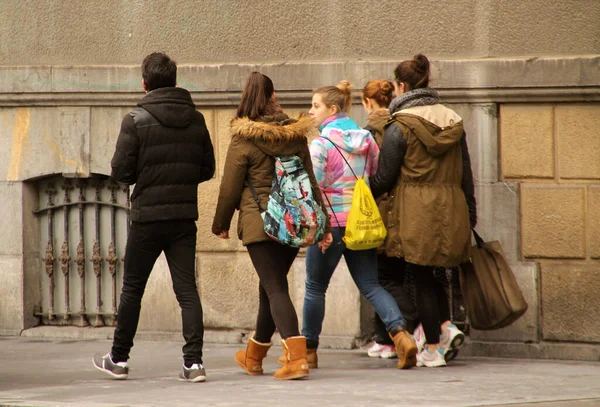 Gente Caminando Por Calle — Foto de Stock