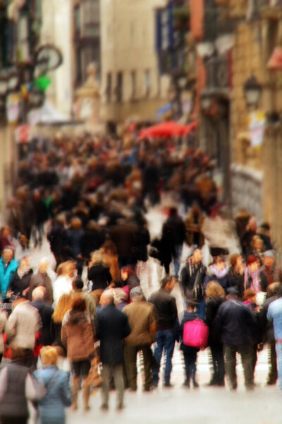 Люди, идущие по улице