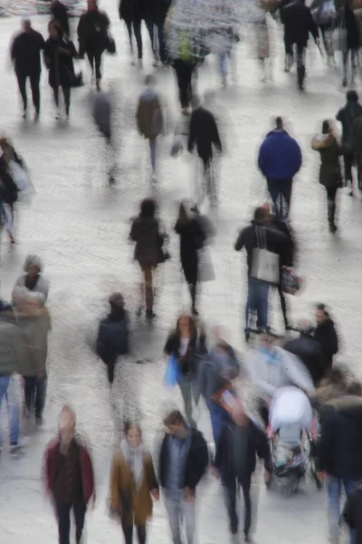 Les Gens Marchant Dans Rue — Photo