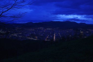 Akşamları şehrin banliyöleri