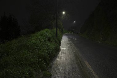 Akşamları şehrin banliyöleri