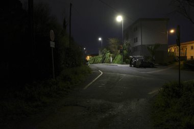 Akşamları şehrin banliyöleri