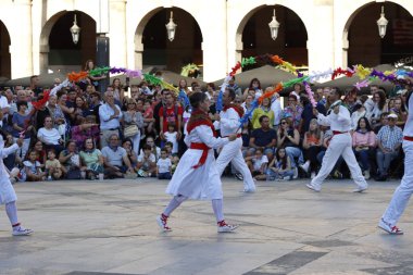 Bask halk dansı gösterisi