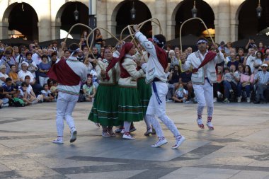 Bask halk dansı gösterisi