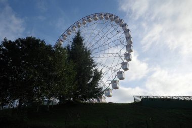 dönme dolap bir parkta