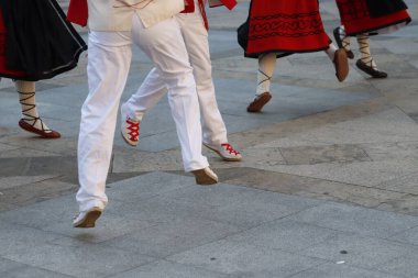 Bask halk dansı gösterisi