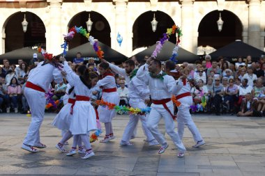 Bask halk dansı gösterisi