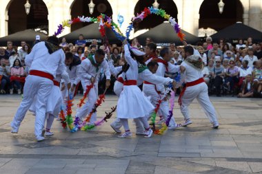 Bask halk dansı gösterisi
