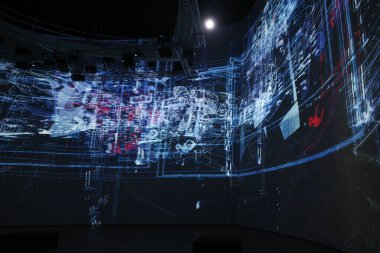 Sanat müzesini ziyaret et.