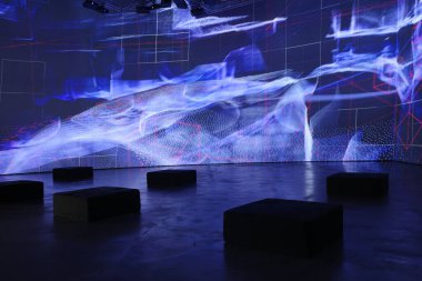 Sanat müzesini ziyaret et.