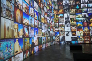 Sanat müzesini ziyaret et.