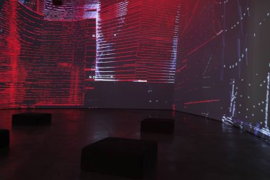 Sanat müzesini ziyaret et.