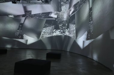 Sanat müzesini ziyaret et.