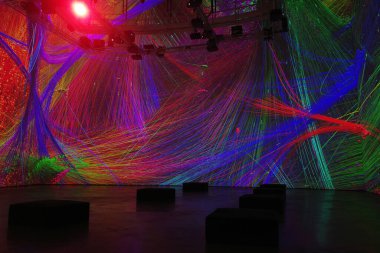 Sanat müzesini ziyaret et.