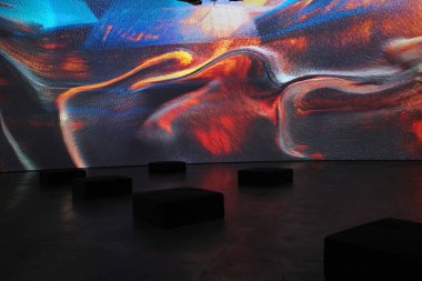 Sanat müzesini ziyaret et.