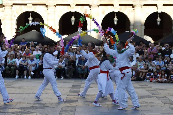 Bask halk dansı gösterisi