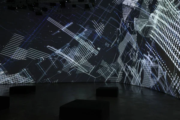 Sanat müzesini ziyaret et.