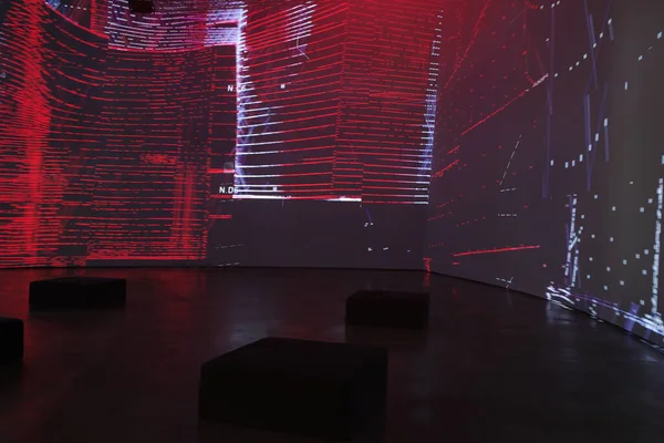 Sanat müzesini ziyaret et.