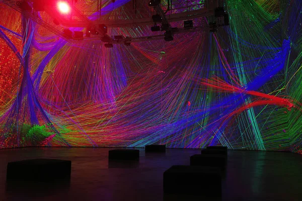 Sanat müzesini ziyaret et.