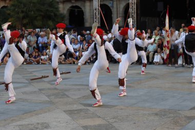 Açık hava festivalinde Bask halk dansı gösterisi